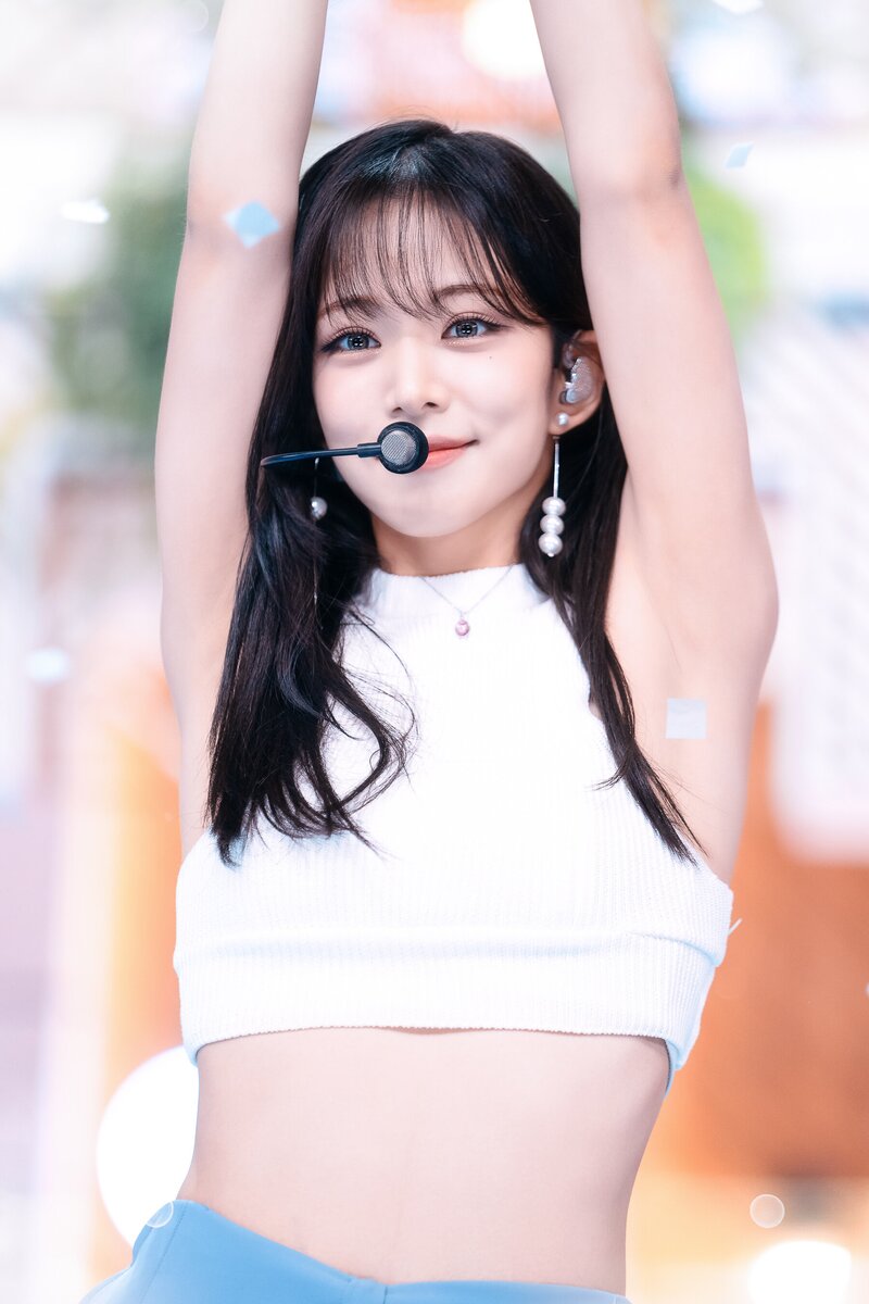 220703 fromis_9 Chaeyoung - 'Stay This Way' at Inkigayo documents 10