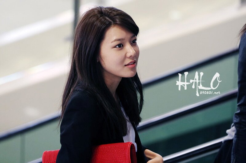 121005 Girls' Generation Sooyoung at Gimpo Airport documents 2