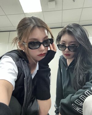 230310 ITZY Instagram Update - Yeji & Chaeryeong