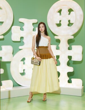 220609 OH MY GIRL Yooa - Tory Burch Pop-Up Store Event