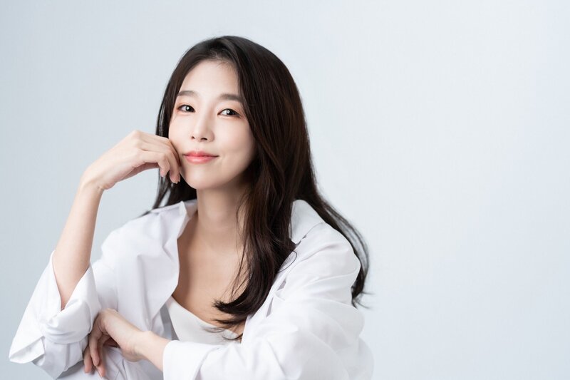 Lee Seo Young New Profile Photo for Urban network Entertainment documents 4