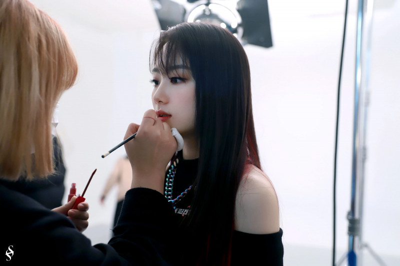 210420 HOT ISSUE "ISSUE MAKER" Jacket Shooting Behind the Scenes | Naver Update documents 5