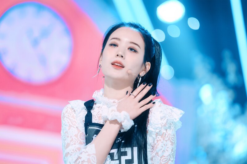 220123 fromis_9 Gyuri - 'DM' at Inkigayo documents 13