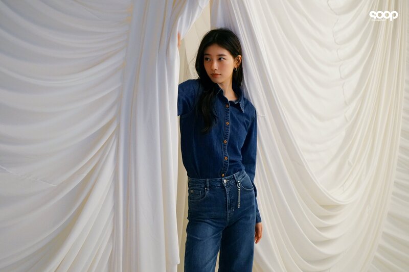 240405 SOOP Naver Post - Suzy - Guess S/S 2024 Campaign Behind documents 9