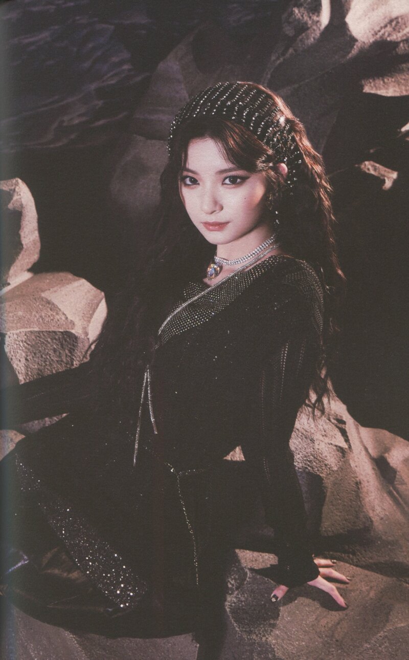 EVERGLOW "Return of the Girls" Album Scans documents 10