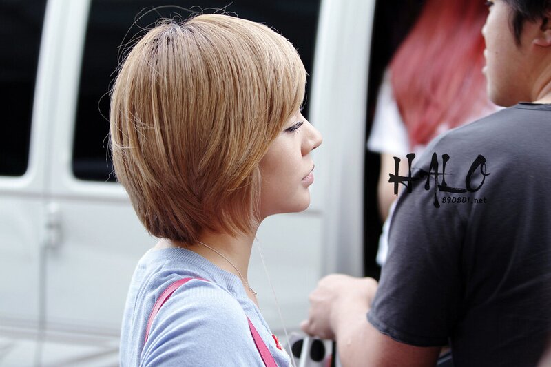 120610 Girls' Generation Sunny at Incheon Airport documents 1