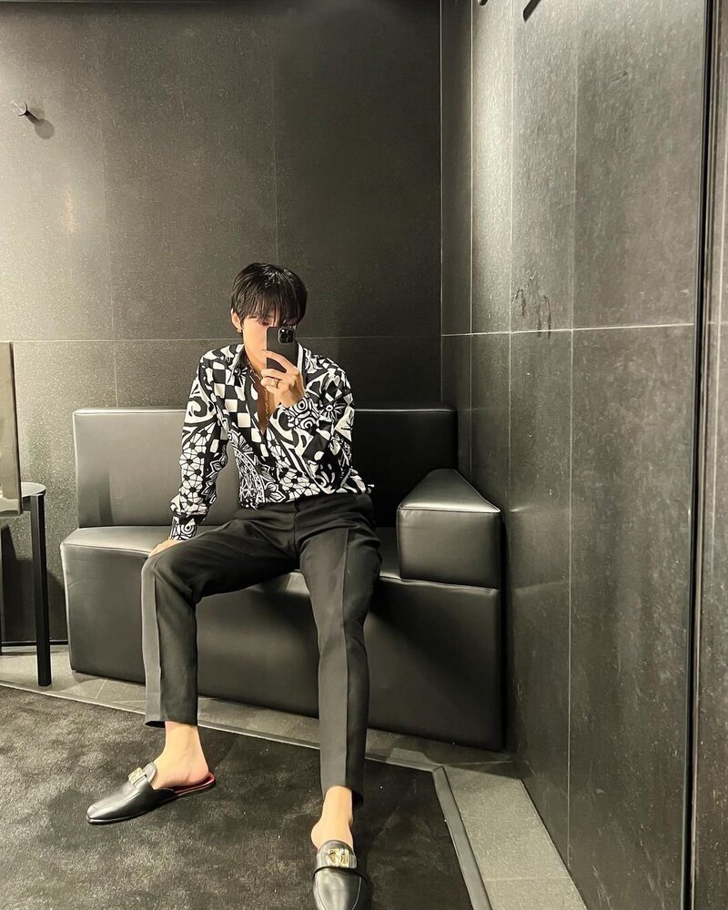 220930 MONSTA X Hyungwon Instagram Update documents 2