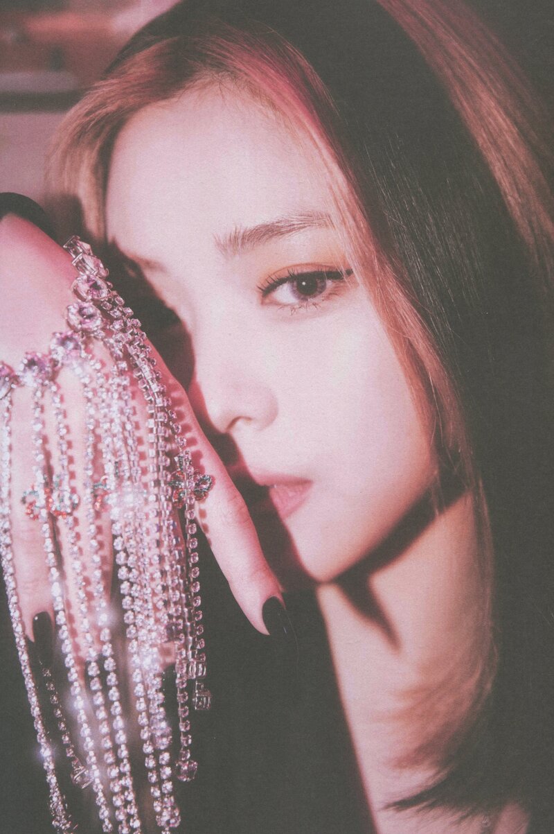 ITZY 'GUESS WHO' Album [SCANS] documents 7