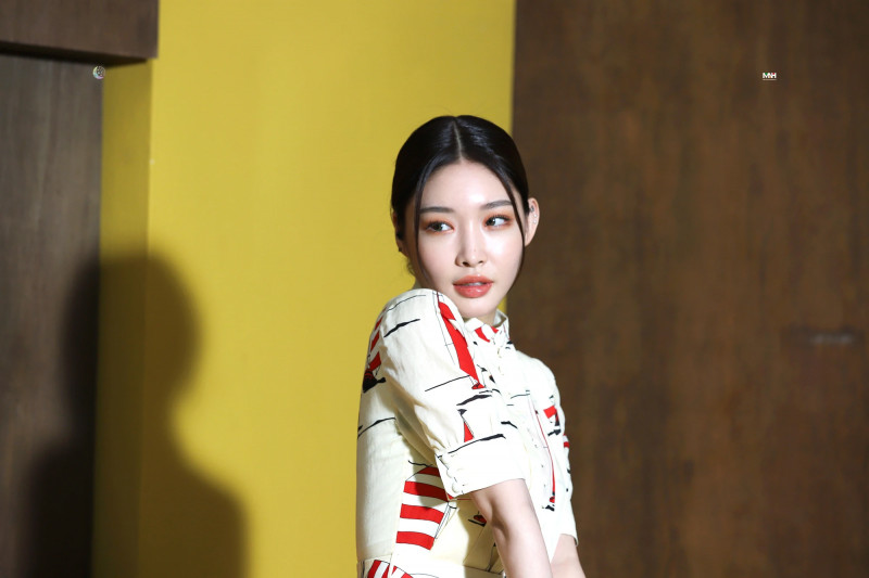 210514 Chungha Cafe Update - Marie Claire Photoshoot Behind documents 15
