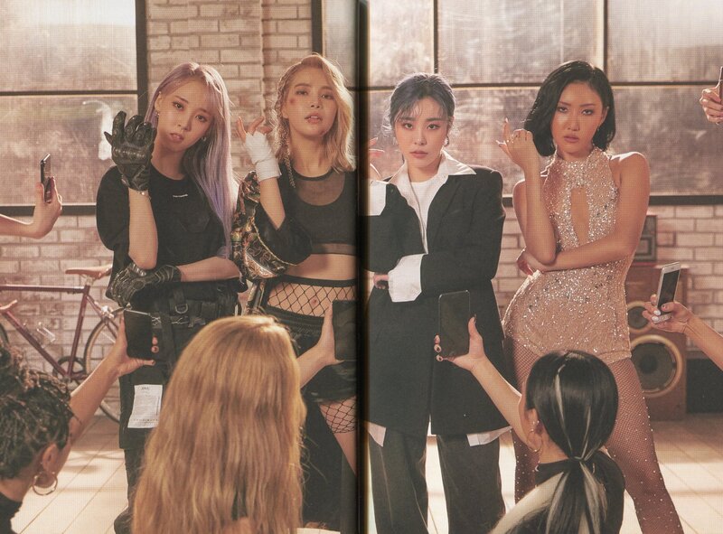 MAMAMOO 2nd Full Album 'reality in BLACK' [SCANS] (All Universes) documents 1
