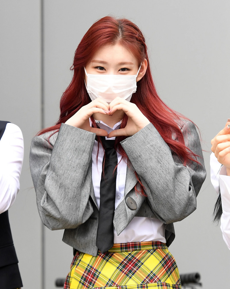 210422 ITZY Chaeryeong on the way to film Knowing Brothers documents 17