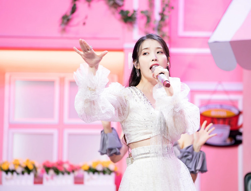 210328 IU - 'Coin' + 'LILAC' at Inkigayo documents 16