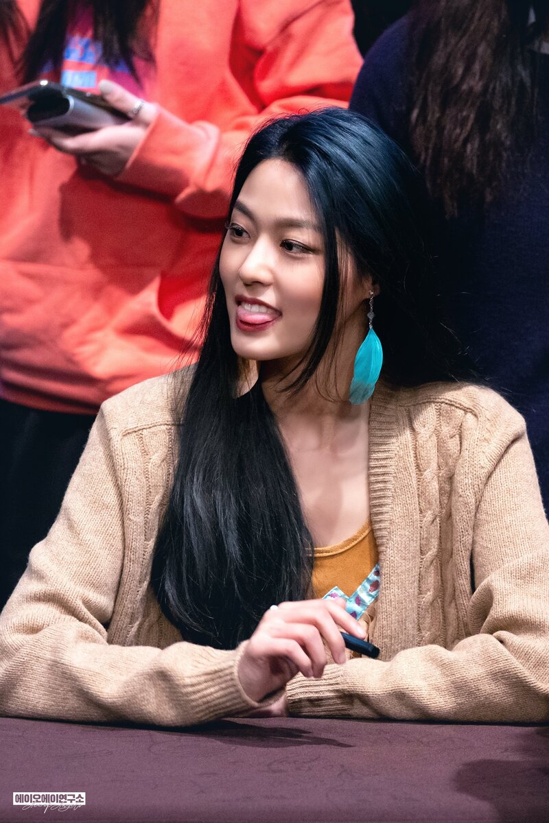 191214 AOA Seolhyun at 'NEW MOON' Fansign documents 1