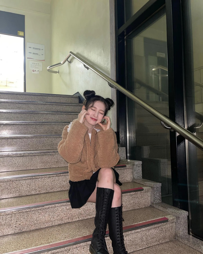 210220 OH MY GIRL Arin Instagram Update with Dreamcatcher Gahyeon documents 10