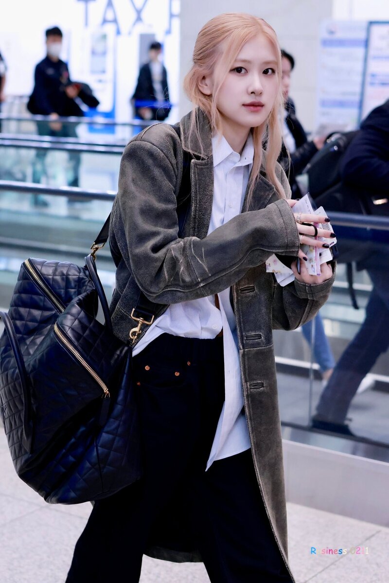 230328 ROSÉ at Incheon International Airport documents 7