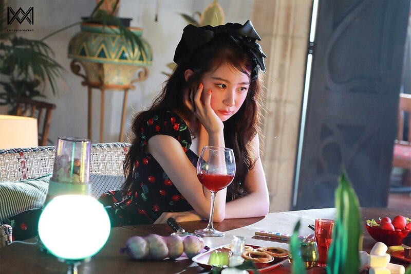 221124 WM Entertainment Naver Update - LEE CHAE YEON 'HUSH RUSH' MV Behind the Scenes documents 4