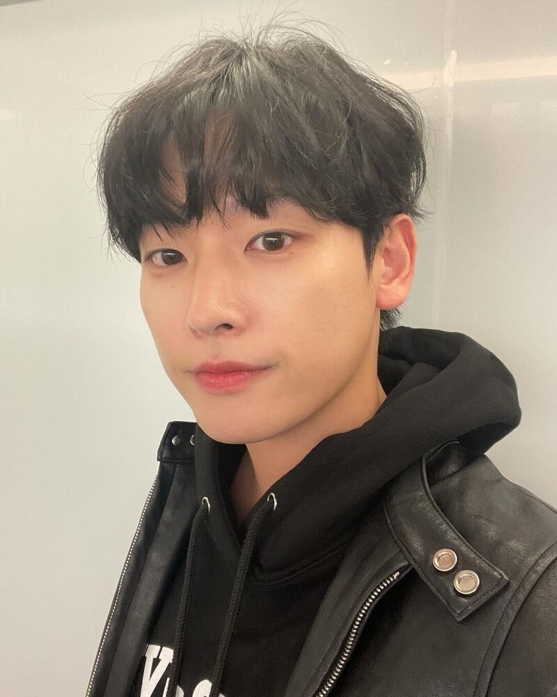 231125 - Inseong Instagram Update documents 5
