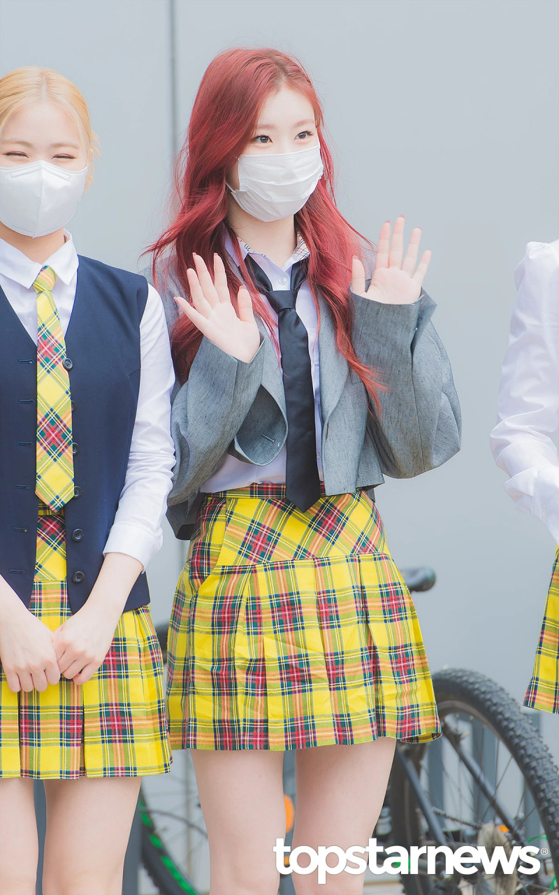 210422 ITZY Chaeryeong on the way to film Knowing Brothers documents 13