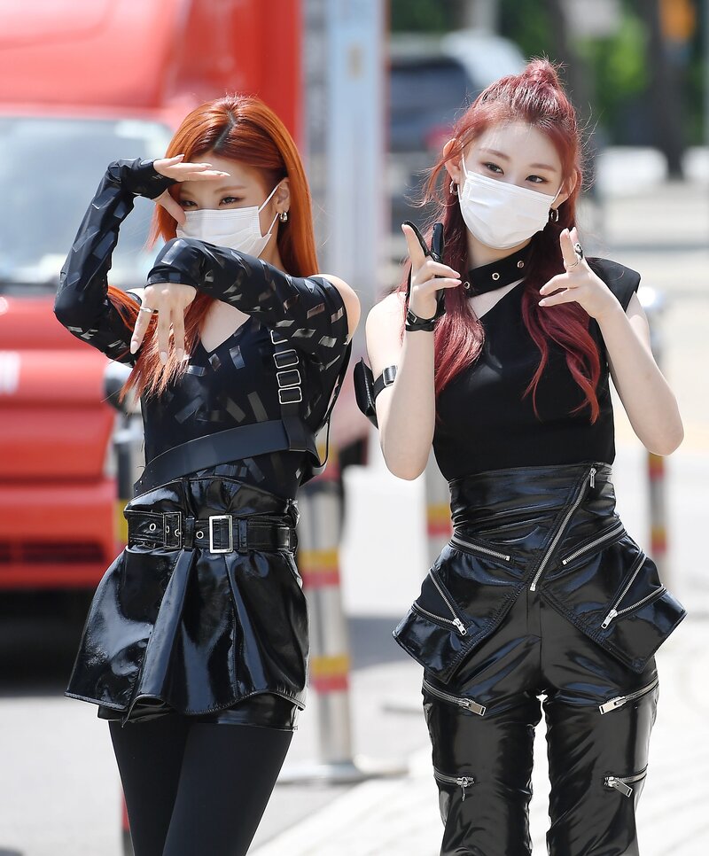 210512 ITZY - On the way to Show Champion documents 19