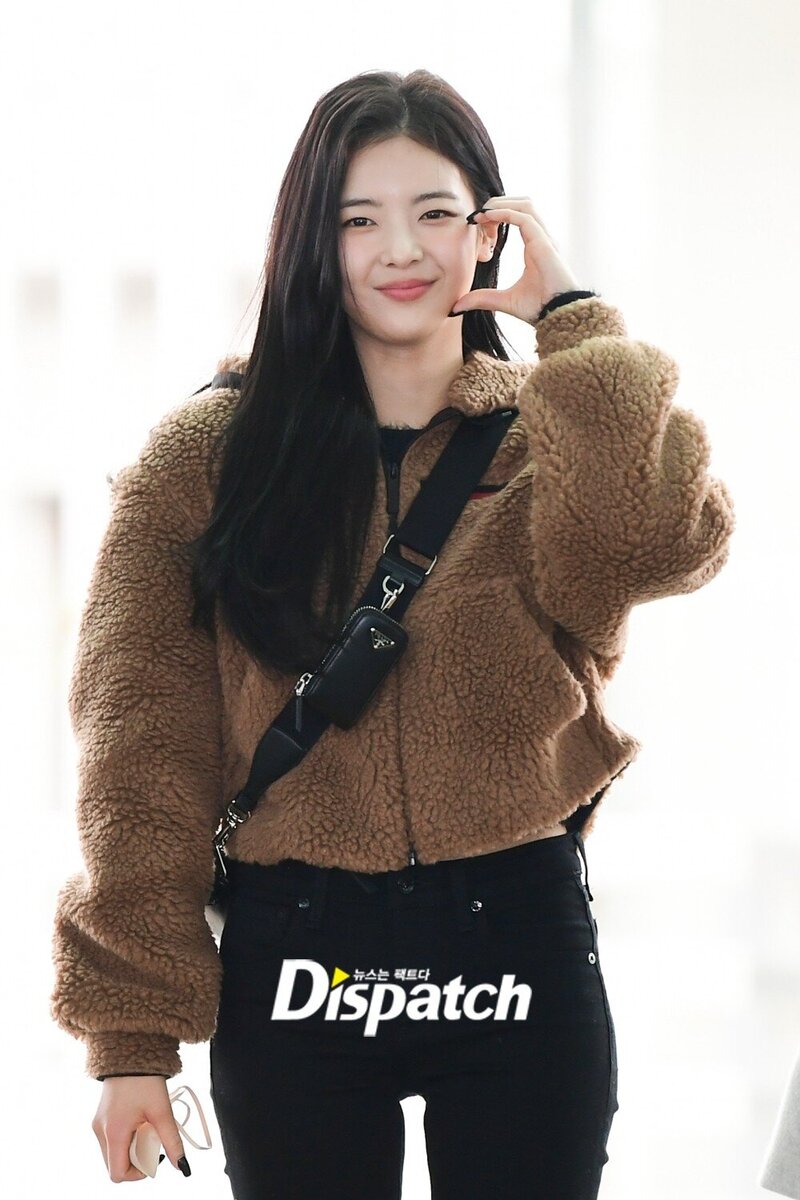 221212 ITZY Lia at Incheon International Airport documents 2