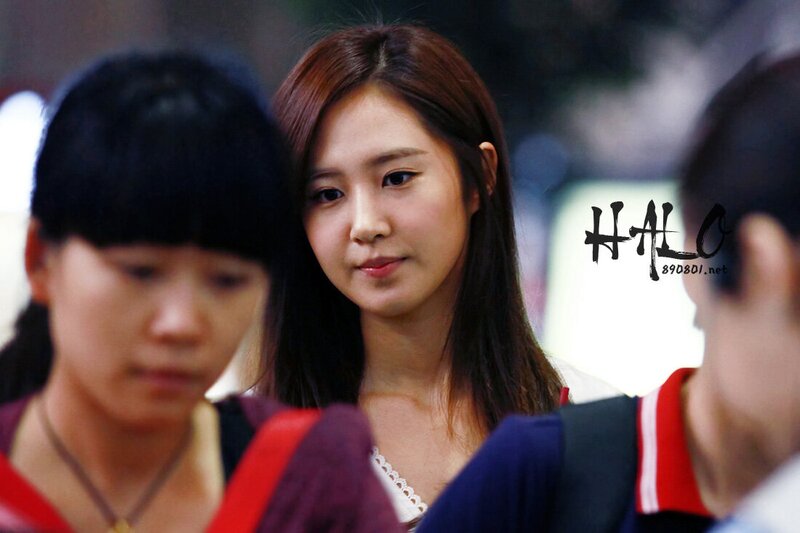 120812 Girls' Generation Yuri at Gimpo Airport documents 2