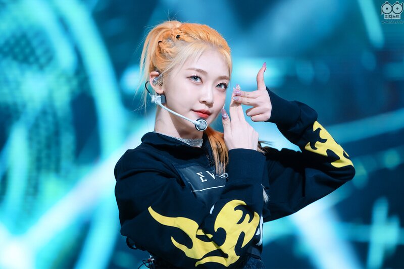 211205 EVERGLOW - 'Pirate' at Inkigayo documents 6