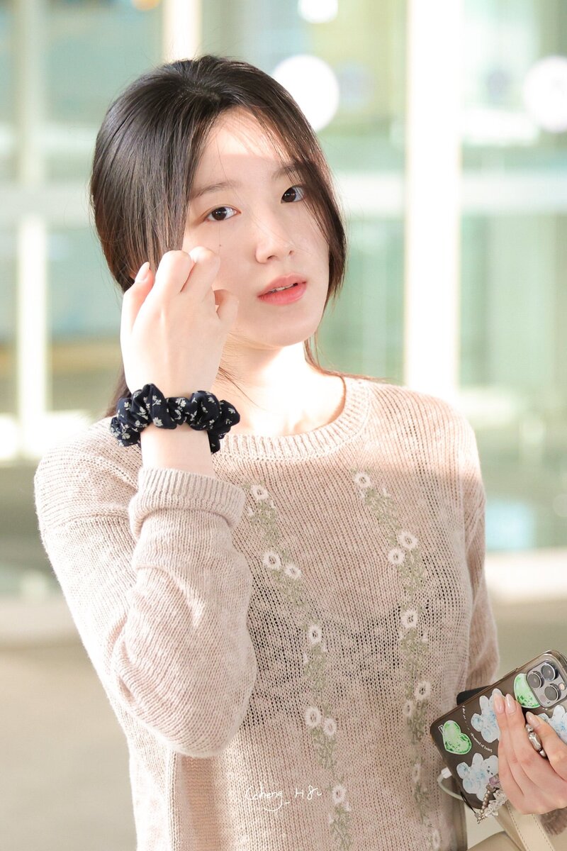 240422 (G)I-DLE Shuhua at Incheon International Airport documents 3