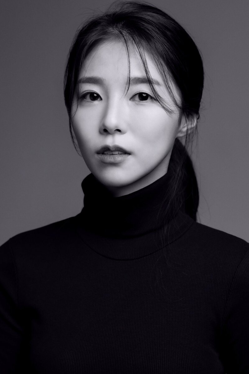 Lee Seo Young New Profile Photo for Urban network Entertainment documents 1