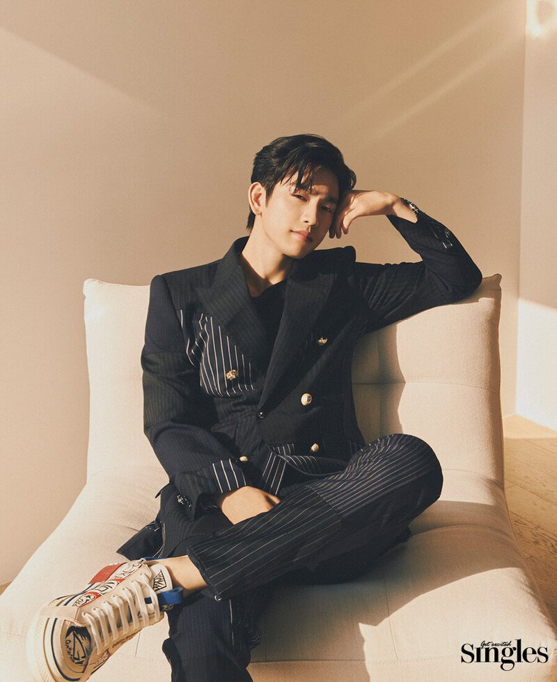 JINYOUNG for THE SINGLES Magazine x MOSCHINO Dec Issue 2021 documents 2