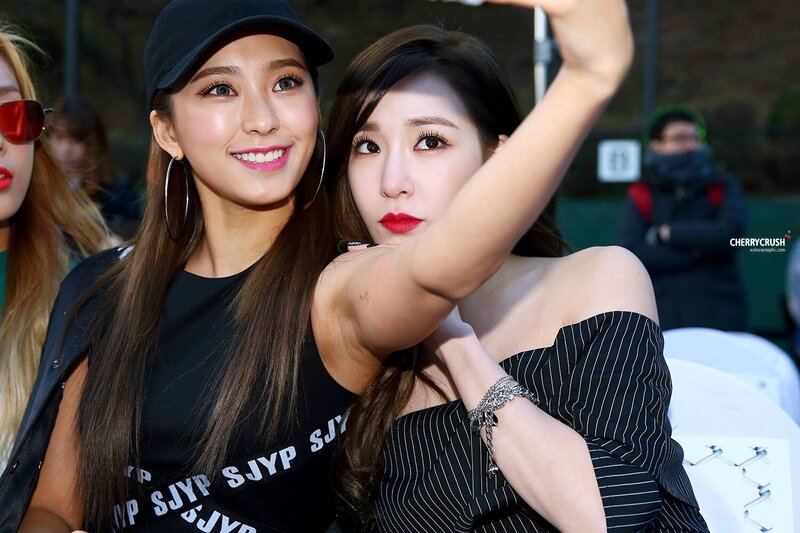 160324 Tiffany and SISTAR Bora at SJYP Seoul Fashion Week documents 3