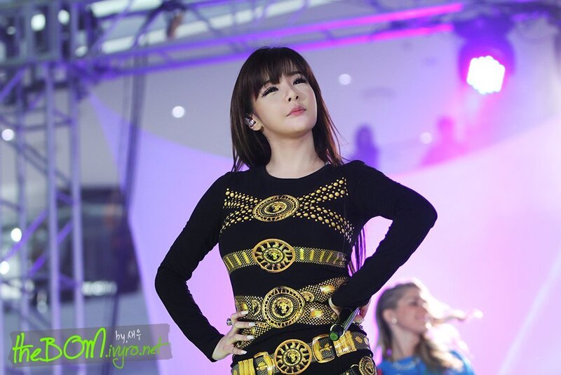 130930 2NE1 Park Bom at Mini-Concert in Times Square Mall documents 4