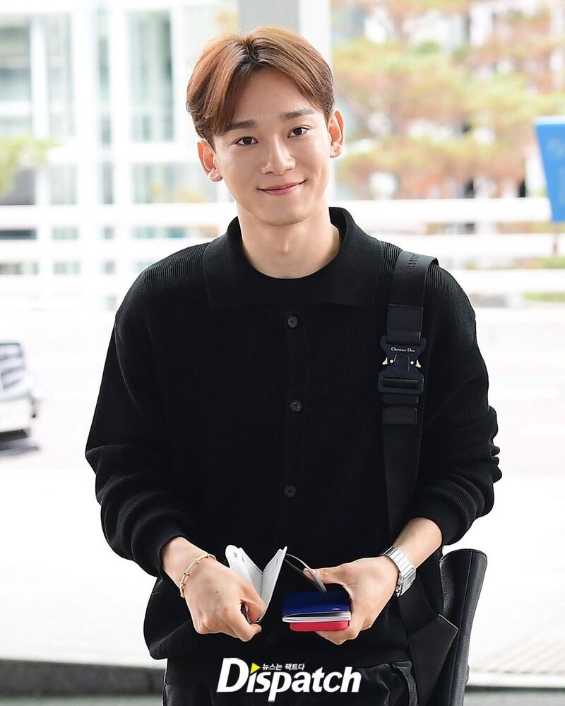 220707 EXO Chen at Incheon International Airport documents 2