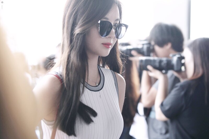160812 Girls' Generation Seohyun at Gimpo Airport documents 4