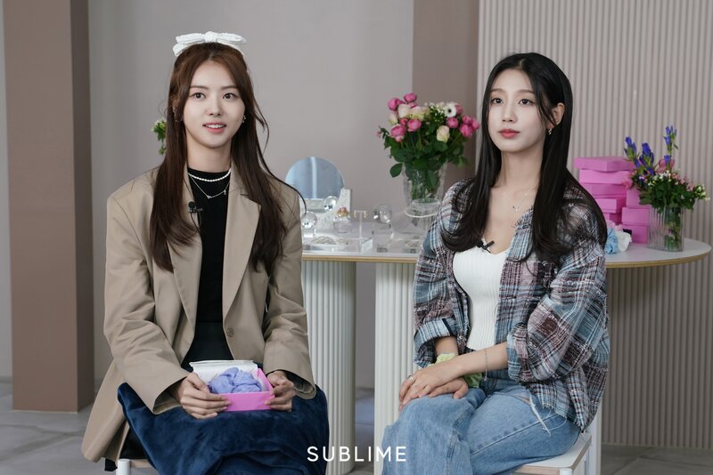 221007 Sublime Naver Post - Nayoung & Yein - PRIZM <Be Friends> Behind documents 1