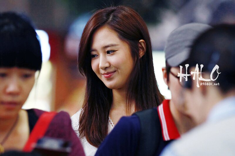 120812 Girls' Generation Yuri at Gimpo Airport documents 1