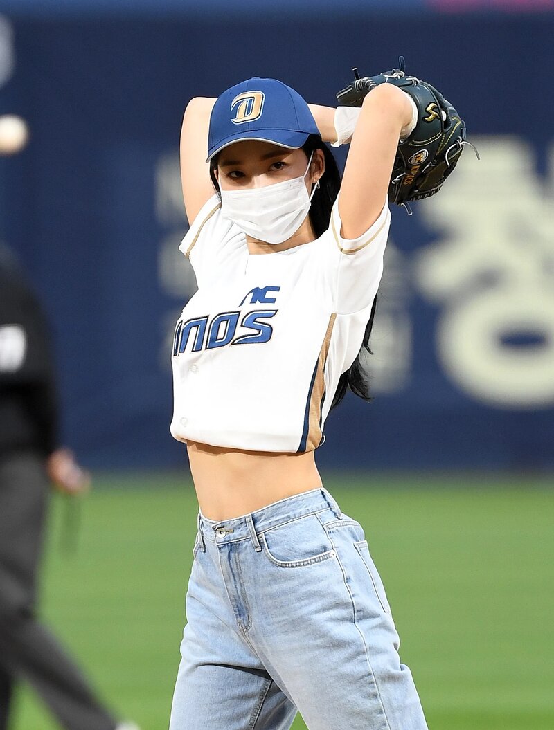 210514 EVERGLOW Sihyeon - First Pitch for NC Dinos documents 1