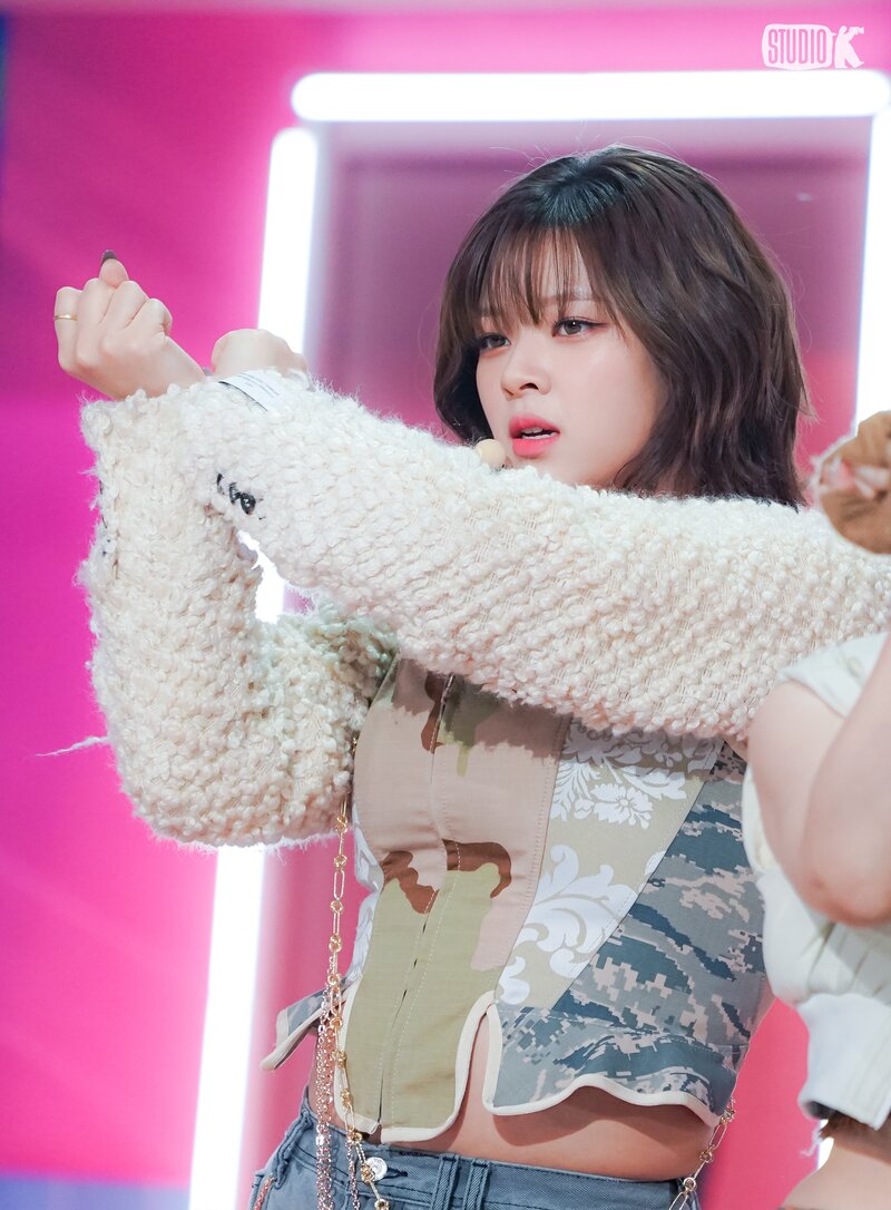 240222 - KBS Kpop Twitter Update with JEONGYEON - 'SET ME FREE' Music Bank Behind Photo documents 2