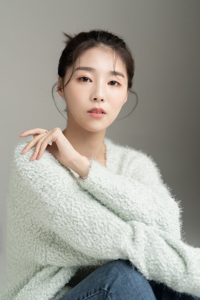 Lee Seo Young New Profile Photo for Urban network Entertainment documents 5