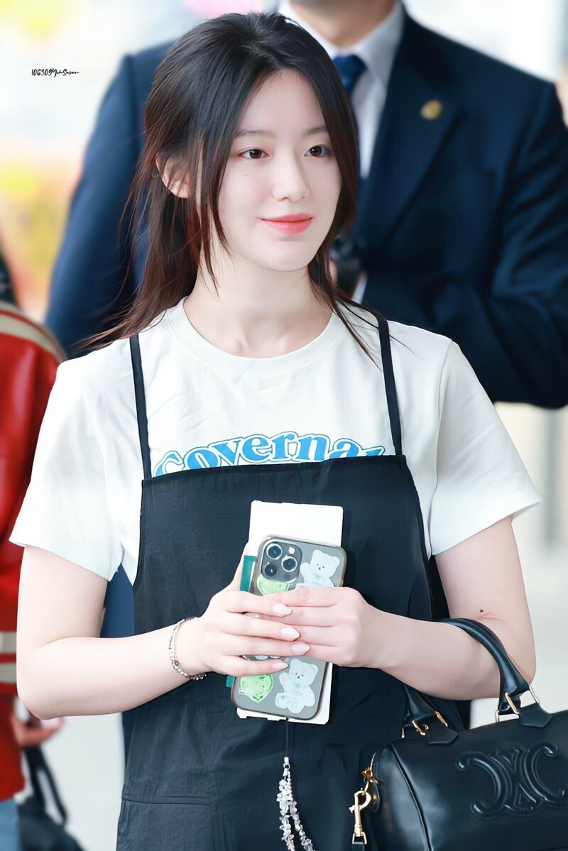 240404 (G)I-DLE Shuhua at Gimpo International Airport documents 2