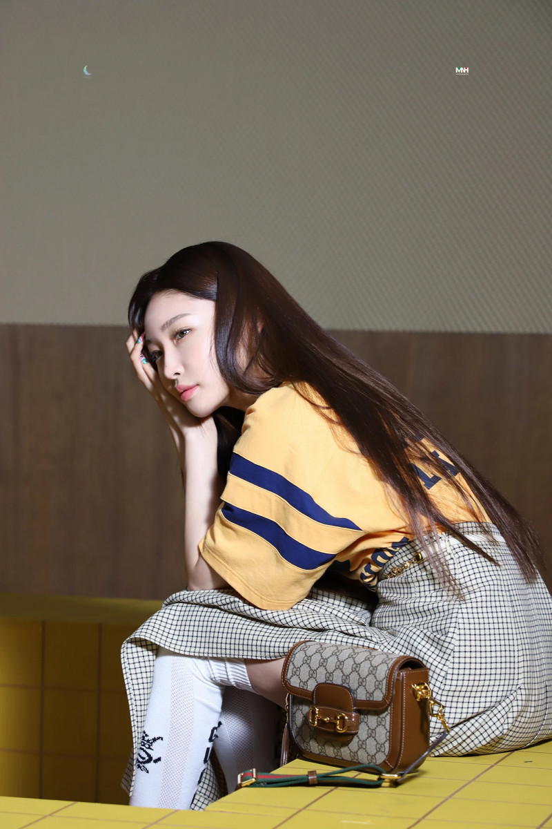 210514 Chungha Cafe Update - Marie Claire Photoshoot Behind documents 9