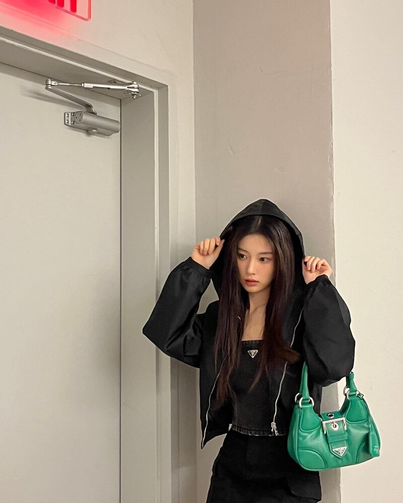 230307 Kang Hyewon Instagram Update documents 5