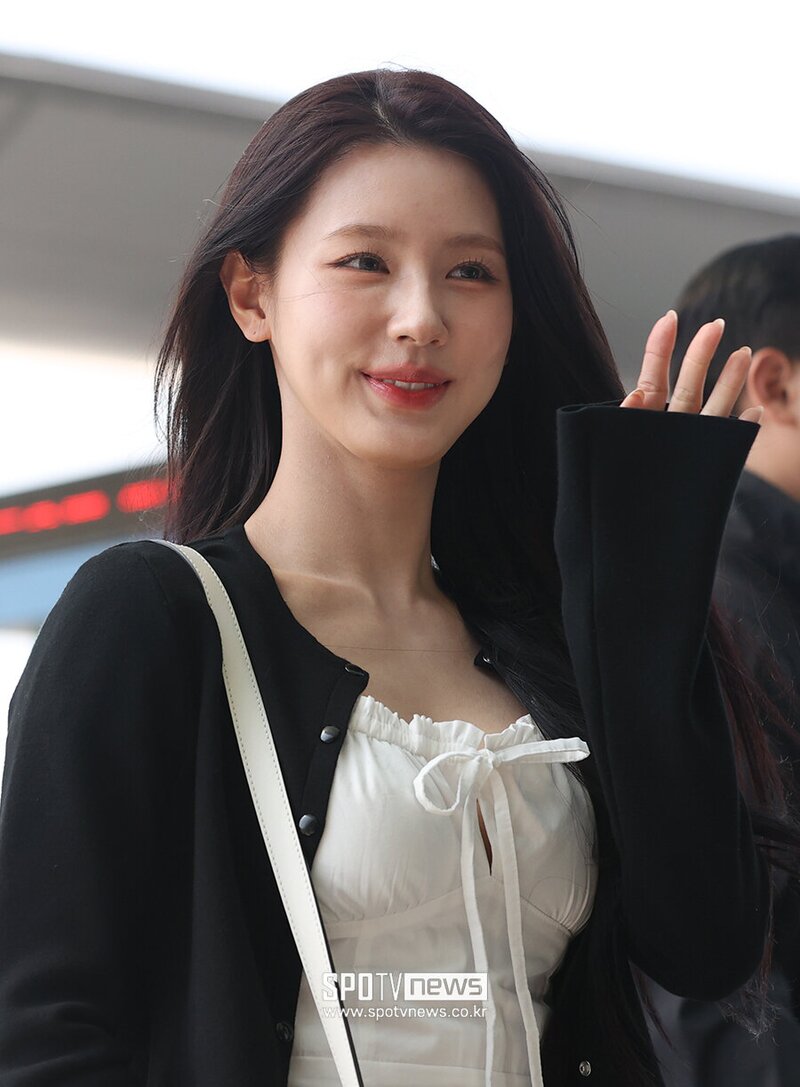 240412 (G)I-DLE Miyeon - ICN Airport documents 3