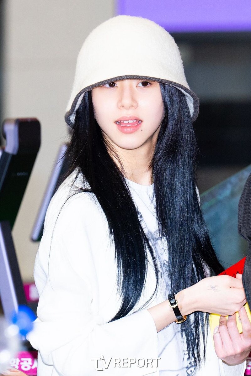 240419 TWICE Chaeyoung at Gimpo International Airport documents 2