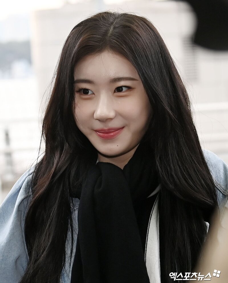 240217 ITZY Chaeryeong at Incheon International Airport documents 1