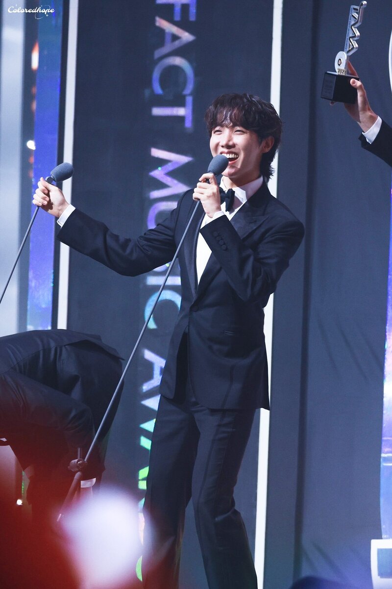 221008 BTS J-HOPE at The Fact Music Awards 2022 documents 9