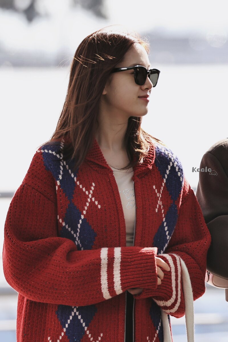 240215 STAYC J at Incheon International Airport documents 2