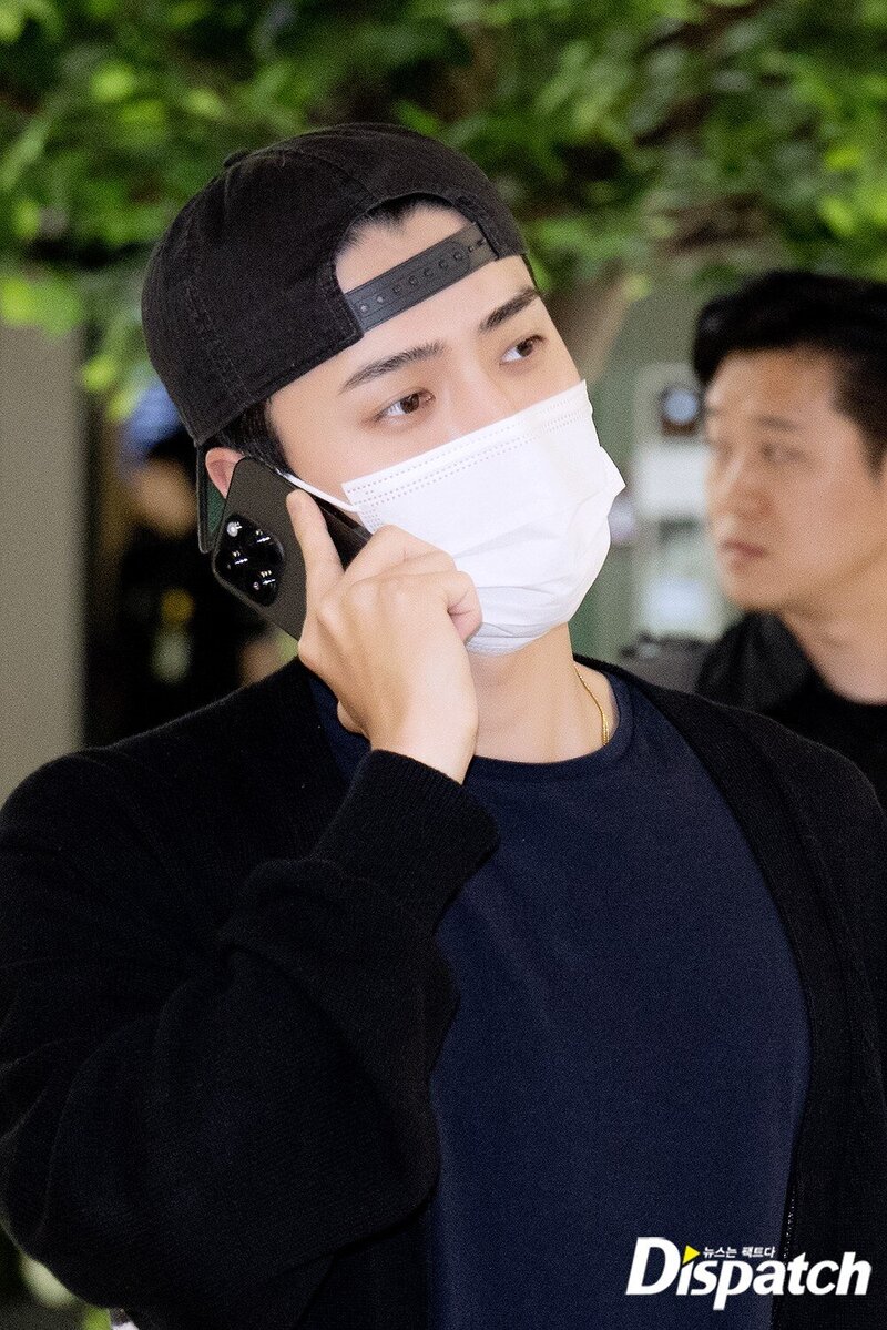 230610 EXO Sehun at Gimpo Airport documents 2