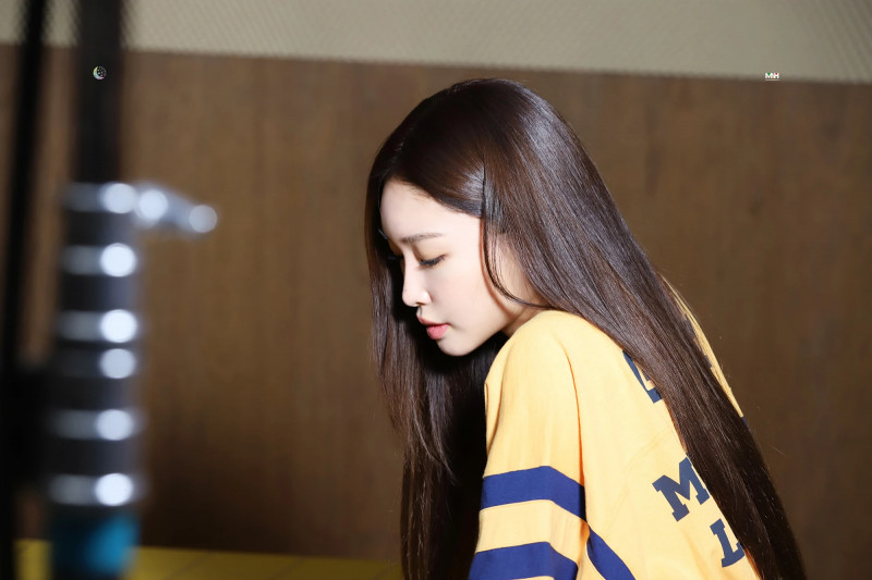 210514 Chungha Cafe Update - Marie Claire Photoshoot Behind documents 8