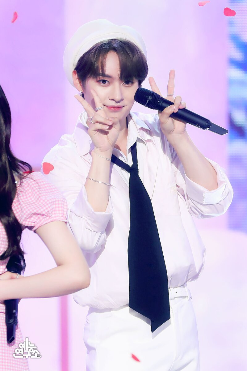 210814 Music Core MC's Jungwoo x Minju x Lee Know at Music Core documents 6