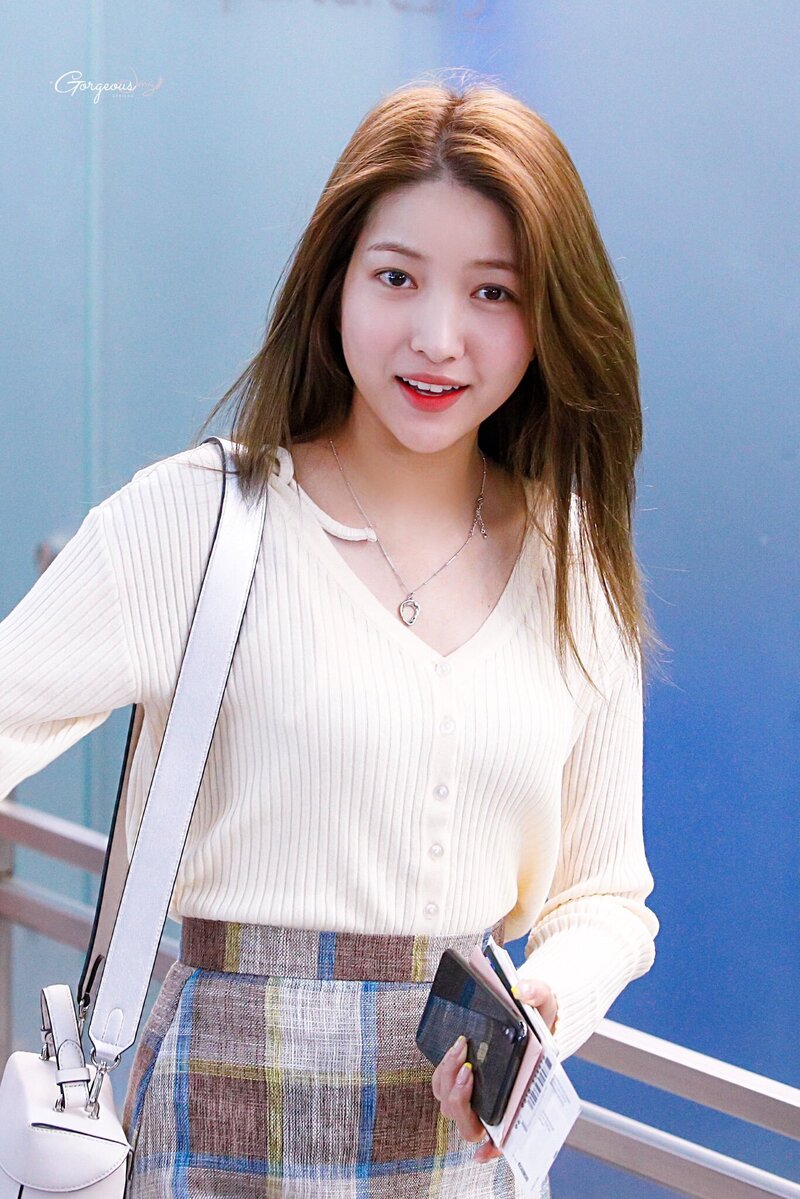 190719 GFRIEND Sowon at Incheon Airport documents 3